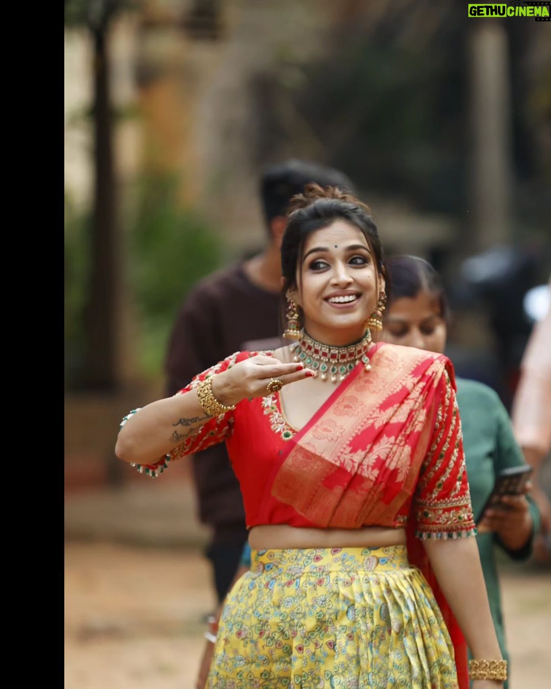 Swetha Changappa Instagram - ದಸರಾ ವಿಶೇಷ ಸಂಚಿಕೆಗೆ ನಾನು ಅಲಂಕಾರ ಮಾಡಿಕೊಂಡಿದ್ದು, ರೆಡಿ ಆಗಿದ್ದು ಹೀಗೆ 😍 ಹೇಗಿದೆ? ನಮ್ಮ Indian attire ಯಾವಾಗ್ಲೂ best alwa????❤️🧿 Makeup:- @keerthiram28 Outfit:- @attire_designer_studio_ this was a very classy Indian outfit. Thank u 😊❤️ Jewellery:- @velvetboxby This was one of my favourite jewellery set. Loved it❤️ Hairstyle:- @hairstyle_by_shashi I loved this hairdo❤️ Assistant:- @vinoda__890 Co-ordination:- @kxsahanaa Photography:- @rakesh_hg_photography lovely clicks .....thank u