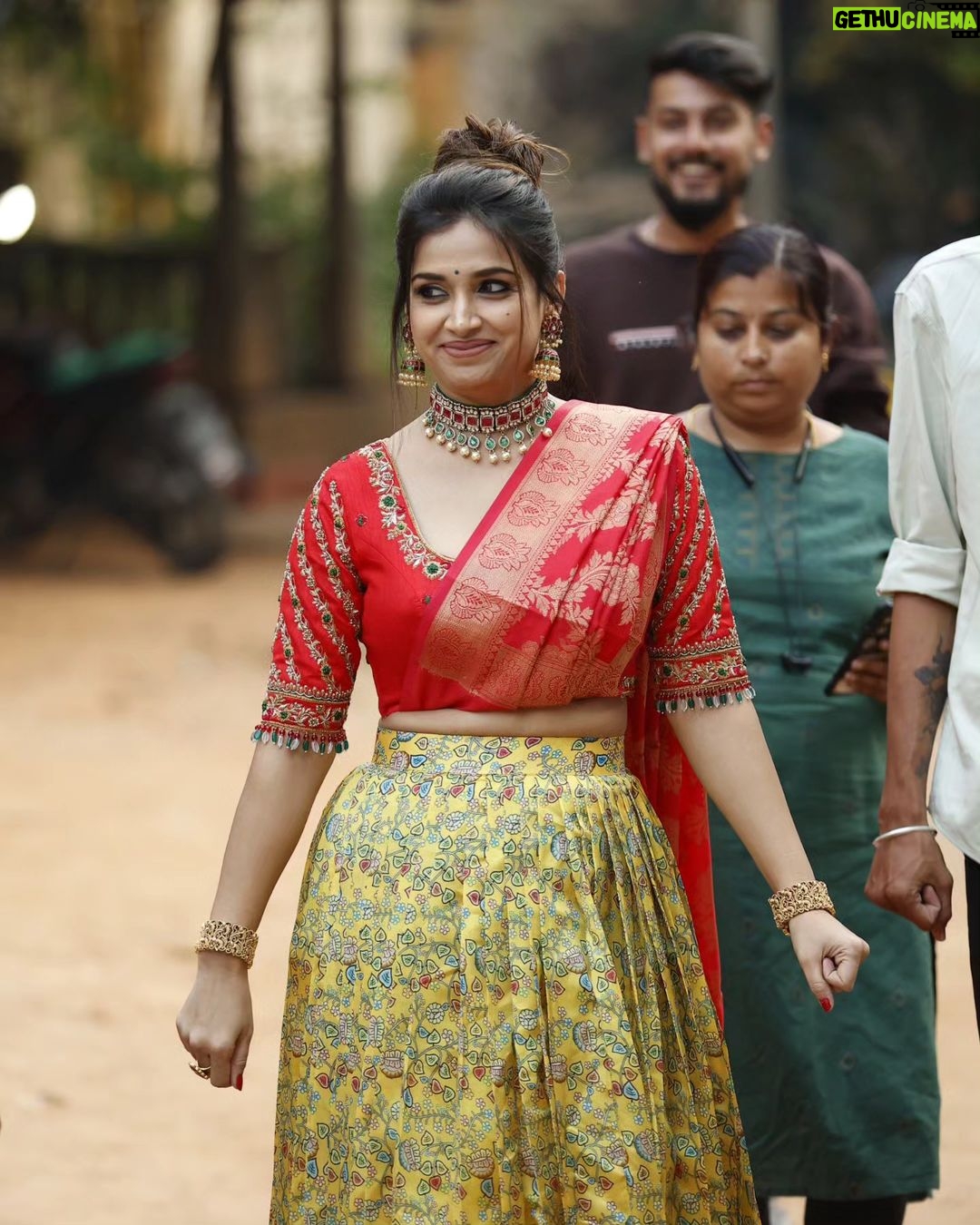 Swetha Changappa Instagram - ದಸರಾ ವಿಶೇಷ ಸಂಚಿಕೆಗೆ ನಾನು ಅಲಂಕಾರ ಮಾಡಿಕೊಂಡಿದ್ದು, ರೆಡಿ ಆಗಿದ್ದು ಹೀಗೆ 😍 ಹೇಗಿದೆ? ನಮ್ಮ Indian attire ಯಾವಾಗ್ಲೂ best alwa????❤️🧿 Makeup:- @keerthiram28 Outfit:- @attire_designer_studio_ this was a very classy Indian outfit. Thank u 😊❤️ Jewellery:- @velvetboxby This was one of my favourite jewellery set. Loved it❤️ Hairstyle:- @hairstyle_by_shashi I loved this hairdo❤️ Assistant:- @vinoda__890 Co-ordination:- @kxsahanaa Photography:- @rakesh_hg_photography lovely clicks .....thank u