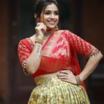 Swetha Changappa Instagram - ದಸರಾ ವಿಶೇಷ ಸಂಚಿಕೆಗೆ ನಾನು ಅಲಂಕಾರ ಮಾಡಿಕೊಂಡಿದ್ದು, ರೆಡಿ ಆಗಿದ್ದು ಹೀಗೆ 😍 ಹೇಗಿದೆ? ನಮ್ಮ Indian attire ಯಾವಾಗ್ಲೂ best alwa????❤️🧿 Makeup:- @keerthiram28 Outfit:- @attire_designer_studio_ this was a very classy Indian outfit. Thank u 😊❤️ Jewellery:- @velvetboxby This was one of my favourite jewellery set. Loved it❤️ Hairstyle:- @hairstyle_by_shashi I loved this hairdo❤️ Assistant:- @vinoda__890 Co-ordination:- @kxsahanaa Photography:- @rakesh_hg_photography lovely clicks .....thank u