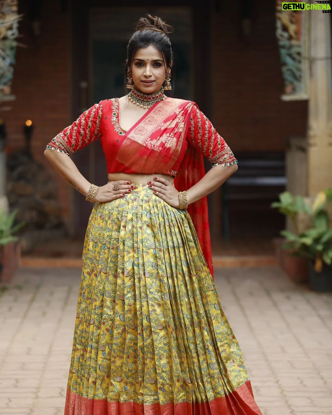 Swetha Changappa Instagram - ದಸರಾ ವಿಶೇಷ ಸಂಚಿಕೆಗೆ ನಾನು ಅಲಂಕಾರ ಮಾಡಿಕೊಂಡಿದ್ದು, ರೆಡಿ ಆಗಿದ್ದು ಹೀಗೆ 😍 ಹೇಗಿದೆ? ನಮ್ಮ Indian attire ಯಾವಾಗ್ಲೂ best alwa????❤️🧿 Makeup:- @keerthiram28 Outfit:- @attire_designer_studio_ this was a very classy Indian outfit. Thank u 😊❤️ Jewellery:- @velvetboxby This was one of my favourite jewellery set. Loved it❤️ Hairstyle:- @hairstyle_by_shashi I loved this hairdo❤️ Assistant:- @vinoda__890 Co-ordination:- @kxsahanaa Photography:- @rakesh_hg_photography lovely clicks .....thank u