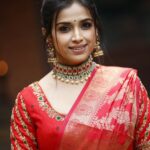 Swetha Changappa Instagram - ದಸರಾ ವಿಶೇಷ ಸಂಚಿಕೆಗೆ ನಾನು ಅಲಂಕಾರ ಮಾಡಿಕೊಂಡಿದ್ದು, ರೆಡಿ ಆಗಿದ್ದು ಹೀಗೆ 😍 ಹೇಗಿದೆ? ನಮ್ಮ Indian attire ಯಾವಾಗ್ಲೂ best alwa????❤️🧿 Makeup:- @keerthiram28 Outfit:- @attire_designer_studio_ this was a very classy Indian outfit. Thank u 😊❤️ Jewellery:- @velvetboxby This was one of my favourite jewellery set. Loved it❤️ Hairstyle:- @hairstyle_by_shashi I loved this hairdo❤️ Assistant:- @vinoda__890 Co-ordination:- @kxsahanaa Photography:- @rakesh_hg_photography lovely clicks .....thank u