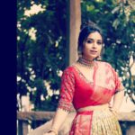 Swetha Changappa Instagram - ದಸರಾ ವಿಶೇಷ ಸಂಚಿಕೆಗೆ ನಾನು ಅಲಂಕಾರ ಮಾಡಿಕೊಂಡಿದ್ದು, ರೆಡಿ ಆಗಿದ್ದು ಹೀಗೆ 😍 ಹೇಗಿದೆ? ನಮ್ಮ Indian attire ಯಾವಾಗ್ಲೂ best alwa????❤️🧿 Makeup:- @keerthiram28 Outfit:- @attire_designer_studio_ this was a very classy Indian outfit. Thank u 😊❤️ Jewellery:- @velvetboxby This was one of my favourite jewellery set. Loved it❤️ Hairstyle:- @hairstyle_by_shashi I loved this hairdo❤️ Assistant:- @vinoda__890 Co-ordination:- @kxsahanaa Photography:- @rakesh_hg_photography lovely clicks .....thank u