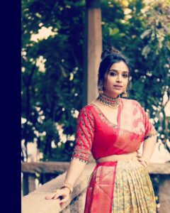 Swetha Changappa Instagram - ದಸರಾ ವಿಶೇಷ ಸಂಚಿಕೆಗೆ ನಾನು ಅಲಂಕಾರ ಮಾಡಿಕೊಂಡಿದ್ದು, ರೆಡಿ ಆಗಿದ್ದು ಹೀಗೆ 😍 ಹೇಗಿದೆ? ನಮ್ಮ Indian attire ಯಾವಾಗ್ಲೂ best alwa????❤️🧿 Makeup:- @keerthiram28 Outfit:- @attire_designer_studio_ this was a very classy Indian outfit. Thank u 😊❤️ Jewellery:- @velvetboxby This was one of my favourite jewellery set. Loved it❤️ Hairstyle:- @hairstyle_by_shashi I loved this hairdo❤️ Assistant:- @vinoda__890 Co-ordination:- @kxsahanaa Photography:- @rakesh_hg_photography lovely clicks .....thank u