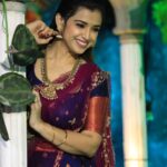 Swetha Changappa Instagram - South Indian attire is my all time favourite 😍 we girls always look our best in South Indian attire... Isn't it?❤️ Make up:- @keerthiram28 Costume: @_rityanusaarh_ this was a beautiful outfit. Thank u guys. Jewellery: @v_best_make_up_studio Hairstyle:- @rashmitha_glamourholic Assistant:- @vinoda__890 Co-ordination:- @kxsahanaa Photography:- @b_h_a_r_a_t_h_photography