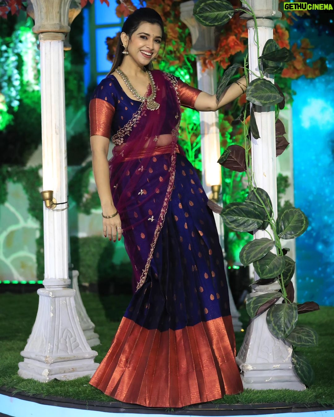 Swetha Changappa Instagram - South Indian attire is my all time favourite 😍 we girls always look our best in South Indian attire... Isn't it?❤️ Make up:- @keerthiram28 Costume: @_rityanusaarh_ this was a beautiful outfit. Thank u guys. Jewellery: @v_best_make_up_studio Hairstyle:- @rashmitha_glamourholic Assistant:- @vinoda__890 Co-ordination:- @kxsahanaa Photography:- @b_h_a_r_a_t_h_photography