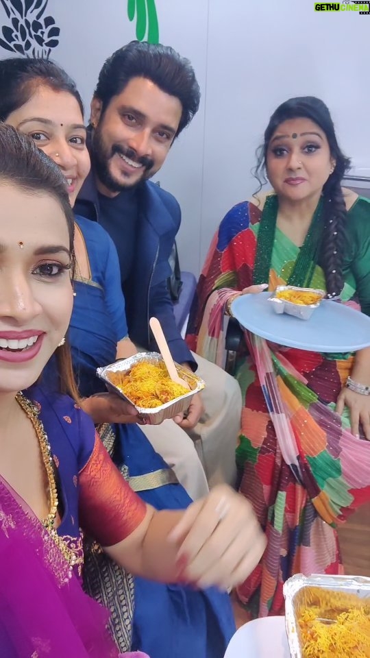 Swetha Changappa Instagram - ಪಾರ್ಟಿ ಯಾವಾಗ್ಲೂ fancy ಹೋಟೆಲ್ಗಳಲ್ಲಿ ದೊಡ್ಡದಾಗಿ ಆಗಬೇಕಾಗಿಲ್ಲ. ಎಲ್ಲರೂ ಸೇರುವ ಪುಟ್ಟ ಜಾಗ ಯಾವ ಅಸೂಯೆಗಳಿಲ್ಲದೆ ,ವೈಮನಸ್ಸು ಇಲ್ಲದೆ ಖುಷಿಯಾಗಿ ಇದ್ದರೆ ಅದೇ ನಿಜವಾದ get together ಗೆ ಅರ್ಥ ಅಲ್ವಾ❤️🧿ಇದು ನನ್ನ ಪ್ರೀತಿಯ ಜೋಡಿ ನಂಬರ್ ಒನ್ core team. My all time favourite people... ಎಲ್ಲರು ಅವರವರ ಕ್ಷೇತ್ರದಲ್ಲಿ ಮಿಂಚಿದವರು. ನಾವೆಲ್ಲರೂ ಒಟ್ಟಿಗೆ ಇದ್ದಾಗ ಮಕ್ಕಳಾಗಿಬಿಡುತ್ತೇವೆ❤️🧿 One life. Let's live this life and create lot of good memories ❤️ I love you alll... @malavikaavinash amma babe I love u❤️🧿 @jyothiprem1008 u beautiful ❤️🧿 @premnenapirali u stay lovely always 😄 @prathapkuri u stay crazy always 🤣 N thank u @zeekannada for creating this beautiful team❤️