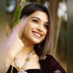 Swetha Changappa Instagram - "If you are having a hard time, think of a moment that made you smile."❤️ Happy Sunday everyone ❤️ Make up:- @keerthiram28 Outfit:- @the_glamhouse_designer_studio. Nice outfit. Thank u guys..... Jewellery:- @rentbridaljewels Vani this was a beautiful piece of jewelry.loved it. Thank u dear ❤️ Hair:- @hairstyle_by_shashi Assistant:- @vinoda__890 Co-ordination:-@kxsahanaa Photography:- @rakesh_hg_photography