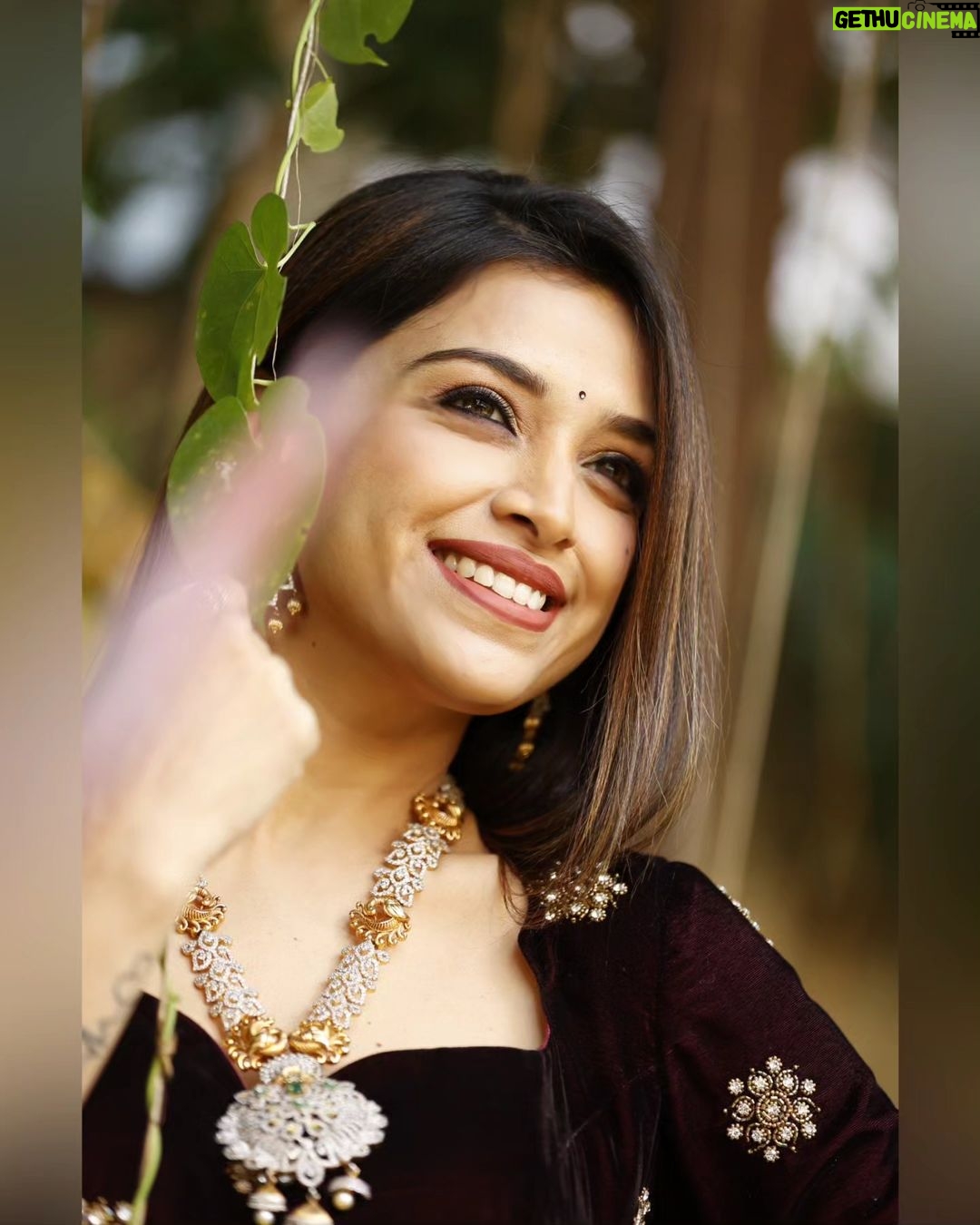 Swetha Changappa Instagram - "If you are having a hard time, think of a moment that made you smile."❤️ Happy Sunday everyone ❤️ Make up:- @keerthiram28 Outfit:- @the_glamhouse_designer_studio. Nice outfit. Thank u guys..... Jewellery:- @rentbridaljewels Vani this was a beautiful piece of jewelry.loved it. Thank u dear ❤️ Hair:- @hairstyle_by_shashi Assistant:- @vinoda__890 Co-ordination:-@kxsahanaa Photography:- @rakesh_hg_photography