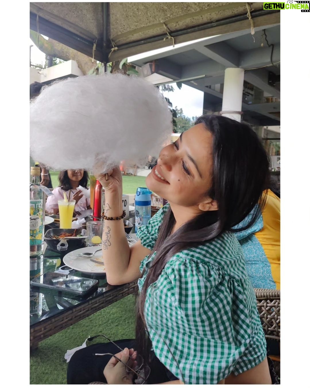 Swetha Changappa Instagram - Cotton candy 🍬🍭 my all time favourite 😋 ನಿಮ್ಮಲ್ಲಿ ಯಾರಿಗೆ cotton candy ಇಷ್ಟ 😍 we allll go back to our good old memories of childhood. I so wish ನಾವು ಎಷ್ಟೇ ದೊಡ್ಡವರಾದರು , ನಮ್ಮಲ್ಲಿರುವ ಮಗುವಿನ ಮನಸ್ಸನ್ನ ಕಳೆದು ಕೊಳ್ಳಬಾರದು... ಅಲ್ವಾ❤️❤️❤️