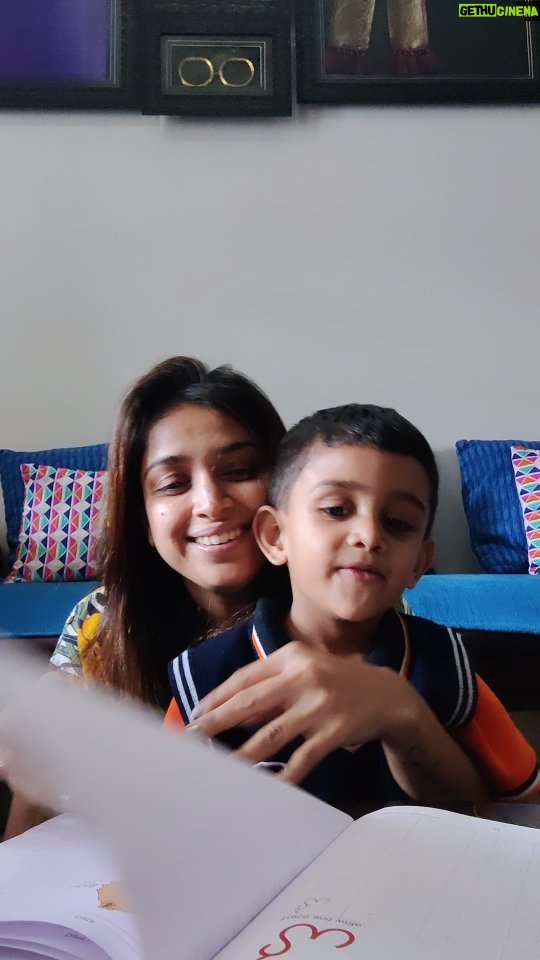 Swetha Changappa Instagram - ಅಮ್ಮನಿಗೆ ಕನ್ನಡ ಪಾಠ ಮಾಡಿದ ನನ್ನ ಕಂದ @jiyaan_aiyappa 🧿❤️ ನಮ್ಮ ಪುಟಾಣಿ ಕನ್ನಡ ಮೇಷ್ಟ್ರು ಬಾಯಲ್ಲಿ ಕನ್ನಡ ಕೇಳೋದೇ ಎಷ್ಟು ಚಂದ ಅಲ್ವಾ🧿❤️ ಈ ಒಂದು ಕ್ಷಣ ತುಂಬಾ ಹೆಮ್ಮೆ ಅನ್ನಿಸುತ್ತದೆ🧿❤️ ಮೊದಲು ನನ್ನ ತಾಯಿ @tharachangappa ಗೆ ಥಾಂಕ್ಸ್. ನನ್ನ ಮಗುವಿಗೆ ಕನ್ನಡವನ್ನ ಸತತವಾಗಿ ಹೇಳಿ ಕೊಡುತ್ತಿರುವುದಕ್ಕೆ.. ಈಗಿನ generation ಮಕ್ಕಳಿಗೆ ಕನ್ನಡವನ್ನ ಹೇಳಿಕೊಡುವ ಪ್ರತಿಯೊಬ್ಬ ಶಿಷ್ಕಕರಿಗೂ ನನ್ನ ತುಂಬು ಹೃದಯದ ಧನಯವಾದಗಳು 🙏🏻 ನಾಡು ಕನ್ನಡ,ನುಡಿ ಕನ್ನಡ, ನಮ್ಮ ಭಾಷೆ ಕನ್ನಡ🙏🏻