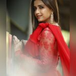 Swetha Changappa Instagram - ಪ್ರೀತಿ ❤️ ಕಾಪಾಡಿಕೊಂಡು ಬಂದಿರುವ ಅಮೂಲ್ಯವಾದ ಪ್ರೀತಿ❤️ ಆ ಪ್ರೀತಿಯೇ ನನಗೆ ಒಂದು ಪುಟ್ಟ ಜಗತ್ತು❤️ Makeup:- @keerthiram28 Outfit:-@the_knots_fashion_house Hairstyle:-@hairstyle_by_shashi Assistant:- @vinoda__890 Co ordination:- @kxsahanaa Photography:-@rakesh_hg_photography