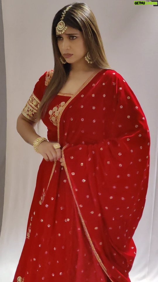 Swetha Changappa Instagram - Behind the shoot of jodi number 1 season 2 ❤️🧿 N trust me I'm in love with this song. ❤️🧿 Make up and hairstyle :- @kanasu_amstudio Anusha loved the make up and hair. Outfit :- @tara_designerwear my favourite Jewellery :- @velvetboxby thank u for this beautiful piece of jewelry ❤️ Complete look designed by:- @keerthiram28 @rktopknotchstudio #trendingreels #whatjhumka #bollywood #reelsindia