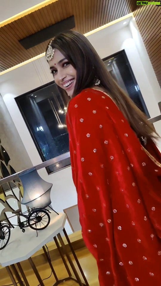 Swetha Changappa Instagram - Jhumka , what jhumka. Let's go with the trend ❤️🧿 Ha ha. Trying out new trending reels in two minutes of my free time at the shoot🙄🤣🙈 Well, welcoming the JODI NUMBER 1 season 2 with this look🧿❤️ Make up and hairstyle :- @kanasu_amstudio Anusha loved the make up and hair. Outfit :- @tara_designerwear my favourite Jewellery :- @velvetboxby thank u for this beautiful piece of jewelry ❤️ Complete look designed by:- @keerthiram28 @rktopknotchstudio #trendingreels #whatjhumka #bollywood #reelsindia
