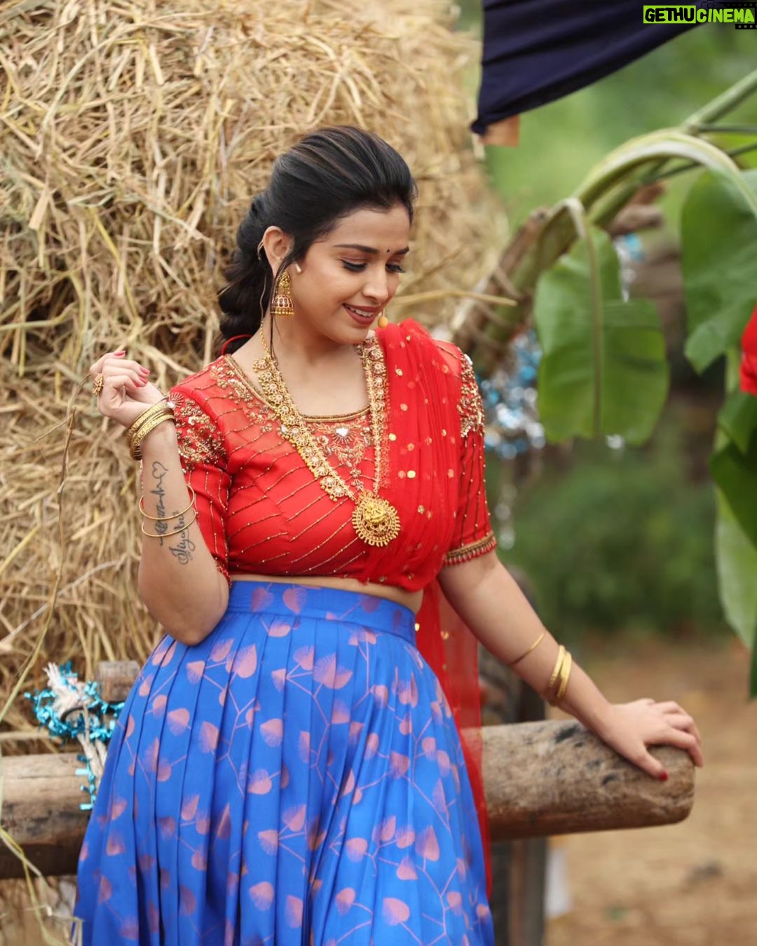 Swetha Changappa Instagram - “Happiness is not something ready-made. It comes from your own actions.” ❤️ Makeup & hair:- @manasasukruth_makeover Outfit:- @tvasta_designstudio Jewellery:- @velvetboxby Assistant:- @vinoda__890 Co ordinater- @kxsahanaa