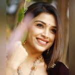 Swetha Changappa Instagram - "If you are having a hard time, think of a moment that made you smile."❤️ Happy Sunday everyone ❤️ Make up:- @keerthiram28 Outfit:- @the_glamhouse_designer_studio. Nice outfit. Thank u guys..... Jewellery:- @rentbridaljewels Vani this was a beautiful piece of jewelry.loved it. Thank u dear ❤️ Hair:- @hairstyle_by_shashi Assistant:- @vinoda__890 Co-ordination:-@kxsahanaa Photography:- @rakesh_hg_photography