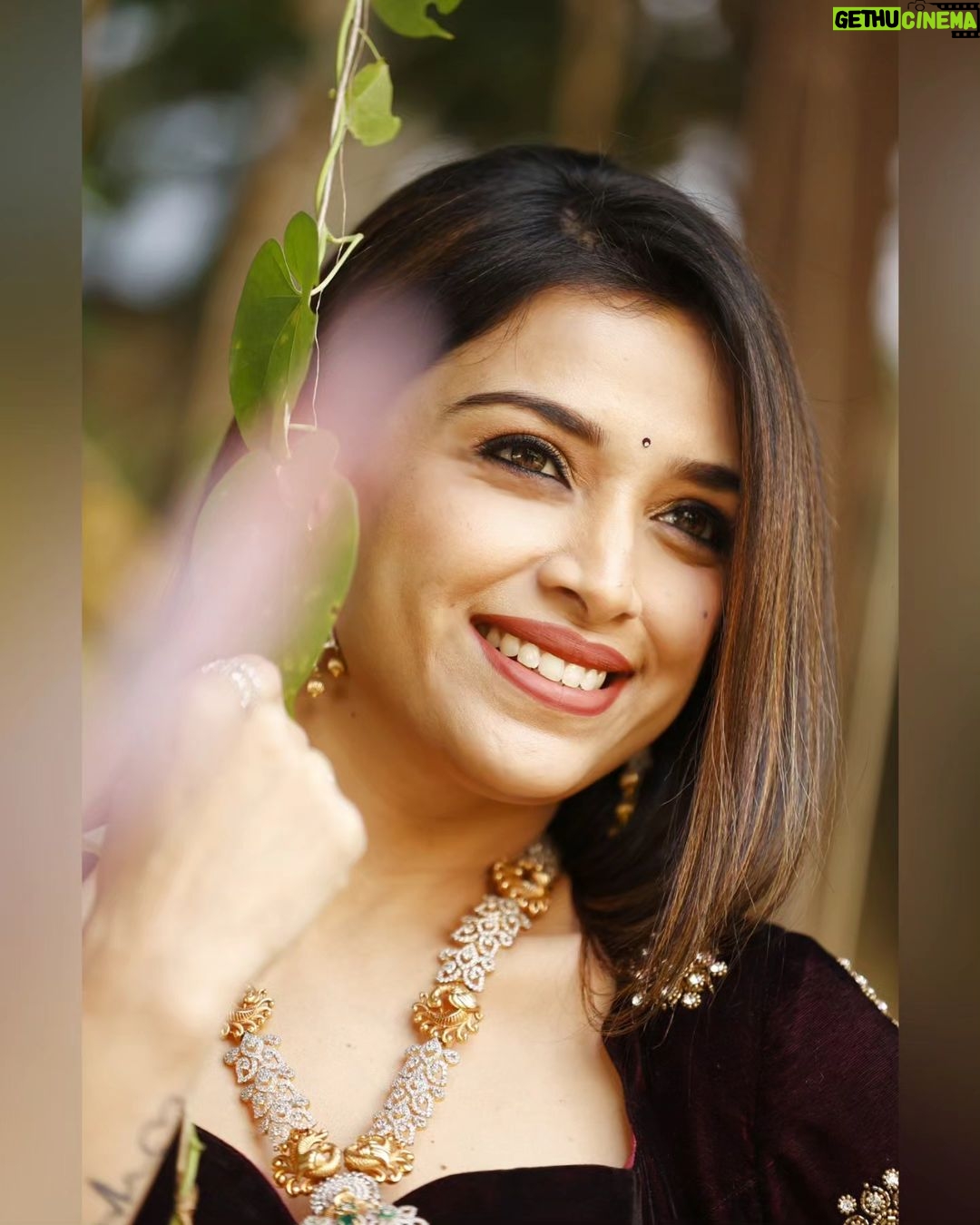 Swetha Changappa Instagram - "If you are having a hard time, think of a moment that made you smile."❤️ Happy Sunday everyone ❤️ Make up:- @keerthiram28 Outfit:- @the_glamhouse_designer_studio. Nice outfit. Thank u guys..... Jewellery:- @rentbridaljewels Vani this was a beautiful piece of jewelry.loved it. Thank u dear ❤️ Hair:- @hairstyle_by_shashi Assistant:- @vinoda__890 Co-ordination:-@kxsahanaa Photography:- @rakesh_hg_photography