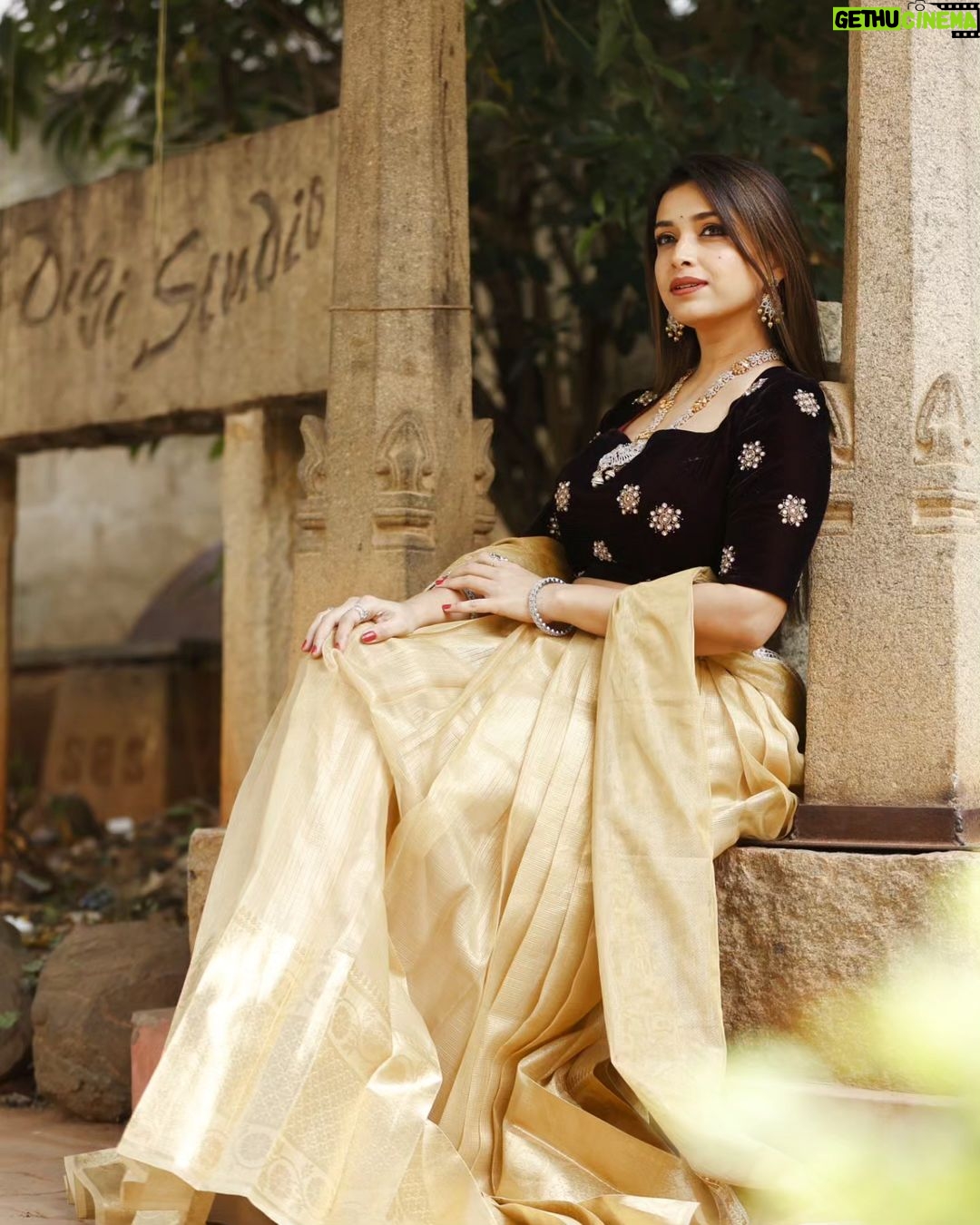 Swetha Changappa Instagram - ಈ ಫೋಟೋಗಳಿಗೆ ನೀವು caption ಕೊಟ್ರೆ ಯಾವ caption ಕೊಡ್ತೀರಾ?😍 ಜೋಡಿ ಉತ್ಸವಕ್ಕೆ ನಾನು ಈ ರೀತಿ ಅಲಂಕಾರ ಮಾಡಿಕೊಂಡಿದ್ದು ❤️ Simple yet very classy. Thank u my lovely team for this classy look ... Make up:- @keerthiram28 Outfit:- @the_glamhouse_designer_studio. Nice outfit. Thank u guys..... Jewellery:- @rentbridaljewels Vani this was a beautiful piece of jewelry.loved it. Thank u dear ❤️ Hair:- @hairstyle_by_shashi Assistant:- @vinoda__890 Co-ordination:-@kxsahanaa Photography:- @rakesh_hg_photography