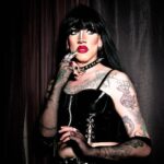Tabris Berges Instagram – “Como no me satisfizo
La experiencia sexual
Se me inflaron los vapores, me convertí en huracán
Di unas tres o cuatro vueltas
Y a la quinta me cansé
Este cuarto es muy pequeño
Para las cosas que sueño
Aire
Soñé por un momento que era
Aire
Oxígeno, nitrógeno y argón
Sin forma definida ni color
Fui aire volador”
Foto: @rose.amapola 
Peluca: @pelucas_mty_lacefront Mexico City, Mexico