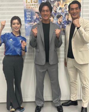 Tadanari Lee Instagram - 代表戦解説🎙️と夜中の牛丼

#日本代表
#何年振りの牛丼だろ
#ネギ七味たまご紅生姜かけ牛丼
#学生時代の救世主