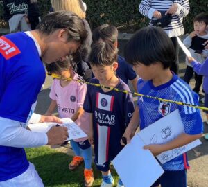 Tadanari Lee Instagram - 🤝🤝🤝
#日本サッカー向上は矢部さんのお陰
#やべっちFC
#アジア杯もうすぐ始まるよ