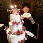 Takashi Sakurai Instagram - 先日ほぼいつメン※T連合会・A同盟会（青柳さんと青木さんは初対面）会食の席でT社2周年を祝って頂いてしまいました T連合会・総裁 @taeashida あざます （こちらの様子をストーリー載せたら誕生日おめでとうのメッセージを頂けて嬉しかったですが誕生日は3月です😂） T.incは3期目も頑張ります！ #ありがとう #ありがとうありがとう #マジでありがとう #書き初め大会やるぞ #スカルペッた夜 Scarpetta Tokyo（スカルペッタ東京）