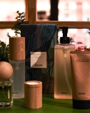 Takashi Sakurai Instagram - 「樹木との共生」をテーマに掲げるスキン＆マインドブランド「BAUM」がwith HARAJUKU B1で「BAUM HOLIDAY POP UP STORE」を開催！

会場ではカリモクの廃材を利用したクリスマスオーナメントのワークショップもやっていて早速作らせて頂きました

T.ロゴ書いておきました

ツリーの裏側にそっと飾りましたので是非見つけてみて下さいませ

12月1日〜3日迄の開催です

@baum_global 
#BAUMHOLIDAY2023 #森林浴美容 #pr