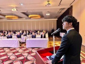 Takashi Sakurai Instagram - 唐津市で行われました、一般社団法人JCC十周年式典の司会を務めさせて頂きました

偶然にも十数年前に撮影で宿泊させて頂いたホテルで、またこうしてお仕事をさせて頂くというなんとも嬉しいご縁でございました

世界各国よりご出席頂いた皆様をはじめ、国会議員、県や市の関係者の皆様の集う記念すべき式典に携わらせて頂けて大変光栄でした

ありがとうございました！

#japancosmeticcenter 
#JCC