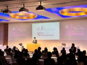 Takashi Sakurai Instagram - 唐津市で行われました、一般社団法人JCC十周年式典の司会を務めさせて頂きました

偶然にも十数年前に撮影で宿泊させて頂いたホテルで、またこうしてお仕事をさせて頂くというなんとも嬉しいご縁でございました

世界各国よりご出席頂いた皆様をはじめ、国会議員、県や市の関係者の皆様の集う記念すべき式典に携わらせて頂けて大変光栄でした

ありがとうございました！

#japancosmeticcenter 
#JCC