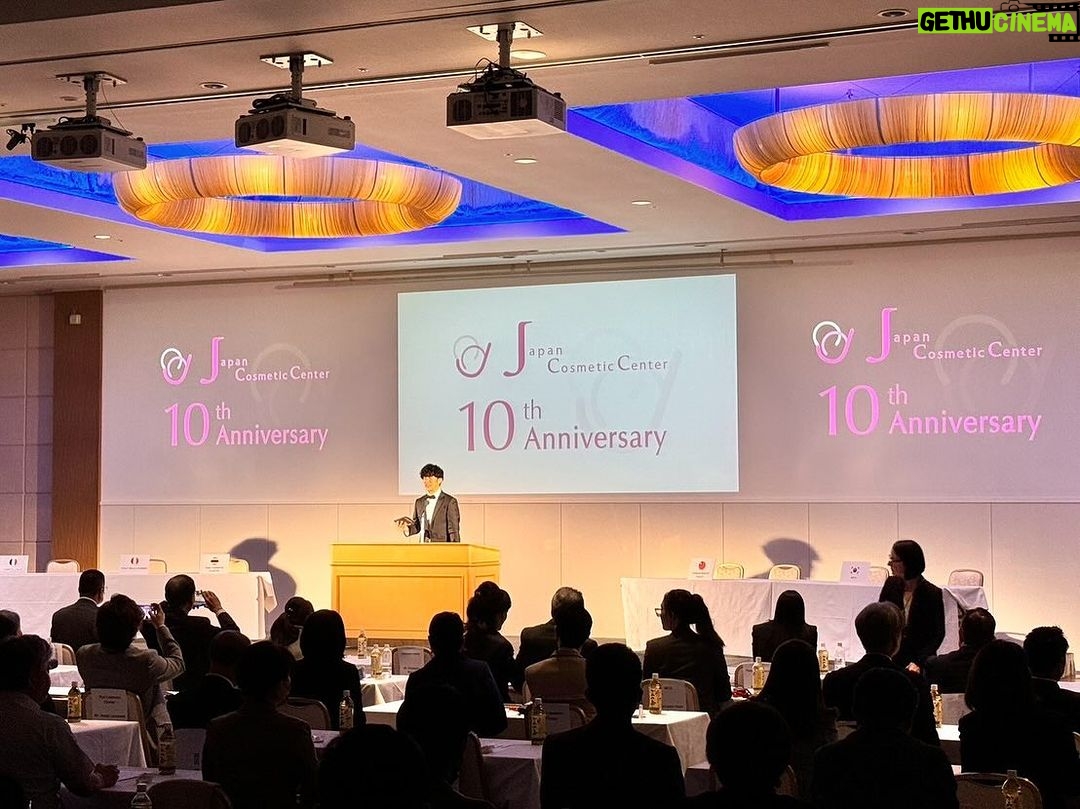 Takashi Sakurai - 1.4K Likes - 唐津市で行われました、一般社団法人JCC十周年式典の司会を務めさせて頂きました
偶然にも十数年前に撮影で宿泊させて頂いたホテルで、またこうしてお仕事をさせて頂くというなんとも嬉しいご縁でございました
世界各国よりご出席頂いた皆様をはじめ、国会議員、県や市の関係者の皆様の集う記念すべき式典に携わらせて頂けて大変光栄でした
ありがとうございました!
#japancosmeticcenter
#JCC