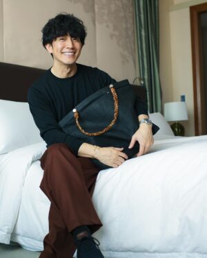 Takashi Sakurai Instagram - MANIUNO @maniuno_official のトート

16インチのPCも入るのでかなり重宝しております

ハンドルが付け替えられて、色々な印象で持てるのはかなり魅力

大容量で軽く、とても丈夫なので荷物の増える出張の時にも大活躍しております！

#MANIUNO
#マニウノ
