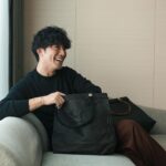 Takashi Sakurai Instagram – MANIUNO @maniuno_official のトート

16インチのPCも入るのでかなり重宝しております

ハンドルが付け替えられて、色々な印象で持てるのはかなり魅力

大容量で軽く、とても丈夫なので荷物の増える出張の時にも大活躍しております！

#MANIUNO
#マニウノ