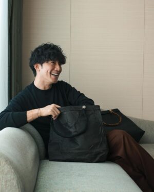 Takashi Sakurai Instagram - MANIUNO @maniuno_official のトート

16インチのPCも入るのでかなり重宝しております

ハンドルが付け替えられて、色々な印象で持てるのはかなり魅力

大容量で軽く、とても丈夫なので荷物の増える出張の時にも大活躍しております！

#MANIUNO
#マニウノ