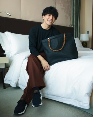 Takashi Sakurai Instagram - MANIUNO @maniuno_official のトート

16インチのPCも入るのでかなり重宝しております

ハンドルが付け替えられて、色々な印象で持てるのはかなり魅力

大容量で軽く、とても丈夫なので荷物の増える出張の時にも大活躍しております！

#MANIUNO
#マニウノ