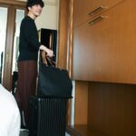 Takashi Sakurai Instagram – MANIUNO @maniuno_official のトート

16インチのPCも入るのでかなり重宝しております

ハンドルが付け替えられて、色々な印象で持てるのはかなり魅力

大容量で軽く、とても丈夫なので荷物の増える出張の時にも大活躍しております！

#MANIUNO
#マニウノ