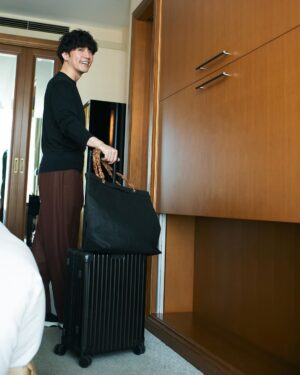 Takashi Sakurai Instagram - MANIUNO @maniuno_official のトート

16インチのPCも入るのでかなり重宝しております

ハンドルが付け替えられて、色々な印象で持てるのはかなり魅力

大容量で軽く、とても丈夫なので荷物の増える出張の時にも大活躍しております！

#MANIUNO
#マニウノ