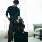 Takashi Sakurai Instagram – MANIUNO @maniuno_official のトート

16インチのPCも入るのでかなり重宝しております

ハンドルが付け替えられて、色々な印象で持てるのはかなり魅力

大容量で軽く、とても丈夫なので荷物の増える出張の時にも大活躍しております！

#MANIUNO
#マニウノ