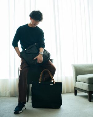 Takashi Sakurai Instagram - MANIUNO @maniuno_official のトート

16インチのPCも入るのでかなり重宝しております

ハンドルが付け替えられて、色々な印象で持てるのはかなり魅力

大容量で軽く、とても丈夫なので荷物の増える出張の時にも大活躍しております！

#MANIUNO
#マニウノ