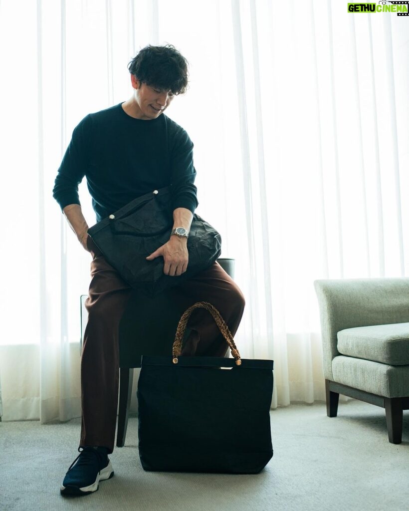 Takashi Sakurai Instagram - MANIUNO @maniuno_official のトート 16インチのPCも入るのでかなり重宝しております ハンドルが付け替えられて、色々な印象で持てるのはかなり魅力 大容量で軽く、とても丈夫なので荷物の増える出張の時にも大活躍しております！ #MANIUNO #マニウノ