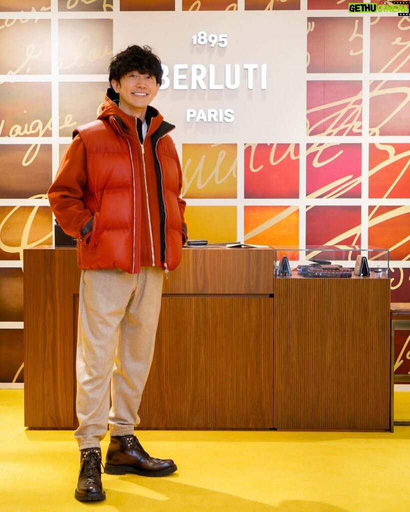 Takashi Sakurai Instagram - BERLITI @berluti が阪急うめだ本店5階にて“パティーヌの世界”ポップアップストアを開催！ 会場でノア君 @zeppelin.noah にもお会い出来ました 開催期間11月1日〜11月21日の前半12日迄は、購入したアイテムのスクリットのカリグラフィーにゴールドやシルバーのパティーヌを無償で施してくれるそうです！（これ本当に嬉しい） 13日からの後半はパティーヌ前のレザーにお好みのカラーでパティーヌを施してくれる夢のようなサービスもおこなわれます（これはホント夢） 期間中の土日祝日はカラリストが来店して、デモンストレーションやパティーヌの相談もしてくれるとの事！ この夢のような機会に是非足を運んでみて下さいね #Berluti #ベルルッティ #阪急うめだ #パティーヌの世界 阪急百貨店 阪急うめだ本店