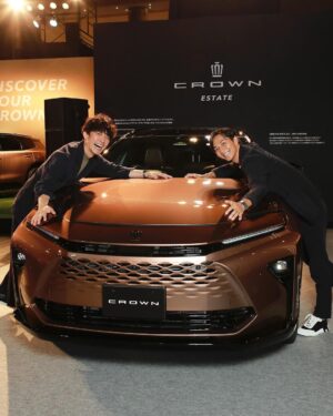 Takashi Sakurai Instagram - 六本木ヒルズアリーナにて新しいクラウンの一夜限りのスペシャルイベント 「CROWN WARMING PARTY」に伺いました

クラウンを愛でる気持ちが溢れてしまうほどカッコイイ車にお友達になった友永さん @tomonaga_shinya とも楽しみました！

生まれ変わったクラウンは予想を遥かに超えて洗練され、かなりタイプなお顔立ちになっておりました！こちらのクラウンは海外でも販売されるとの事でとても楽しみですね

@toyota_jp 
#PR
#CROWN
#CrownStylePark
#多様性
#自分らしさ