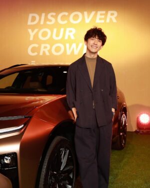 Takashi Sakurai Instagram - 六本木ヒルズアリーナにて新しいクラウンの一夜限りのスペシャルイベント 「CROWN WARMING PARTY」に伺いました

クラウンを愛でる気持ちが溢れてしまうほどカッコイイ車にお友達になった友永さん @tomonaga_shinya とも楽しみました！

生まれ変わったクラウンは予想を遥かに超えて洗練され、かなりタイプなお顔立ちになっておりました！こちらのクラウンは海外でも販売されるとの事でとても楽しみですね

@toyota_jp 
#PR
#CROWN
#CrownStylePark
#多様性
#自分らしさ