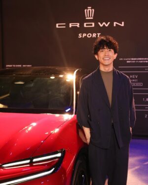Takashi Sakurai Instagram - 六本木ヒルズアリーナにて新しいクラウンの一夜限りのスペシャルイベント 「CROWN WARMING PARTY」に伺いました

クラウンを愛でる気持ちが溢れてしまうほどカッコイイ車にお友達になった友永さん @tomonaga_shinya とも楽しみました！

生まれ変わったクラウンは予想を遥かに超えて洗練され、かなりタイプなお顔立ちになっておりました！こちらのクラウンは海外でも販売されるとの事でとても楽しみですね

@toyota_jp 
#PR
#CROWN
#CrownStylePark
#多様性
#自分らしさ