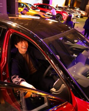 Takashi Sakurai Instagram - 六本木ヒルズアリーナにて新しいクラウンの一夜限りのスペシャルイベント 「CROWN WARMING PARTY」に伺いました

クラウンを愛でる気持ちが溢れてしまうほどカッコイイ車にお友達になった友永さん @tomonaga_shinya とも楽しみました！

生まれ変わったクラウンは予想を遥かに超えて洗練され、かなりタイプなお顔立ちになっておりました！こちらのクラウンは海外でも販売されるとの事でとても楽しみですね

@toyota_jp 
#PR
#CROWN
#CrownStylePark
#多様性
#自分らしさ