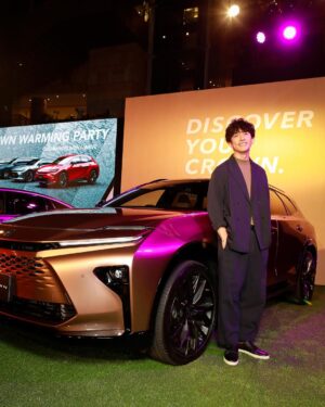 Takashi Sakurai Instagram - 六本木ヒルズアリーナにて新しいクラウンの一夜限りのスペシャルイベント 「CROWN WARMING PARTY」に伺いました

クラウンを愛でる気持ちが溢れてしまうほどカッコイイ車にお友達になった友永さん @tomonaga_shinya とも楽しみました！

生まれ変わったクラウンは予想を遥かに超えて洗練され、かなりタイプなお顔立ちになっておりました！こちらのクラウンは海外でも販売されるとの事でとても楽しみですね

@toyota_jp 
#PR
#CROWN
#CrownStylePark
#多様性
#自分らしさ