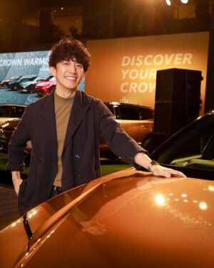 Takashi Sakurai Instagram - 六本木ヒルズアリーナにて新しいクラウンの一夜限りのスペシャルイベント 「CROWN WARMING PARTY」に伺いました

クラウンを愛でる気持ちが溢れてしまうほどカッコイイ車にお友達になった友永さん @tomonaga_shinya とも楽しみました！

生まれ変わったクラウンは予想を遥かに超えて洗練され、かなりタイプなお顔立ちになっておりました！こちらのクラウンは海外でも販売されるとの事でとても楽しみですね

@toyota_jp 
#PR
#CROWN
#CrownStylePark
#多様性
#自分らしさ