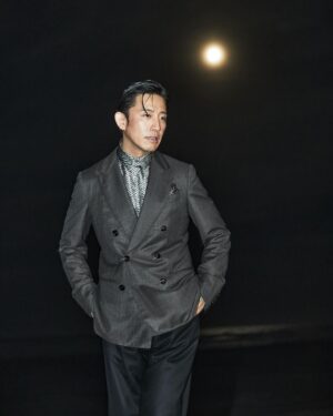 Takashi Sakurai Instagram - OCEANS @oceans_magazine モードなムード

ハイパーエレガントな @giorgioarmani で真っ暗な海とマジックアワー

黒い海から聞こえる波の音と足を撫でる水の感覚、カメラのフラッシュ

こういう瞬間に立てた時、モデルはやはり素敵な仕事だなって思う

#oceans_magazine 
#オーシャンズ
#モードなムード
#giorgioarmani 
#ジョルジオアルマーニ 
#👦🏻🌊