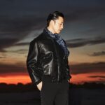 Takashi Sakurai Instagram – OCEANS @oceans_magazine モードなムード

ハイパーエレガントな @giorgioarmani で真っ暗な海とマジックアワー

黒い海から聞こえる波の音と足を撫でる水の感覚、カメラのフラッシュ

こういう瞬間に立てた時、モデルはやはり素敵な仕事だなって思う

#oceans_magazine 
#オーシャンズ
#モードなムード
#giorgioarmani 
#ジョルジオアルマーニ 
#👦🏻🌊