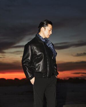 Takashi Sakurai Instagram - OCEANS @oceans_magazine モードなムード

ハイパーエレガントな @giorgioarmani で真っ暗な海とマジックアワー

黒い海から聞こえる波の音と足を撫でる水の感覚、カメラのフラッシュ

こういう瞬間に立てた時、モデルはやはり素敵な仕事だなって思う

#oceans_magazine 
#オーシャンズ
#モードなムード
#giorgioarmani 
#ジョルジオアルマーニ 
#👦🏻🌊
