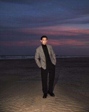 Takashi Sakurai Instagram - OCEANS @oceans_magazine モードなムード

ハイパーエレガントな @giorgioarmani で真っ暗な海とマジックアワー

黒い海から聞こえる波の音と足を撫でる水の感覚、カメラのフラッシュ

こういう瞬間に立てた時、モデルはやはり素敵な仕事だなって思う

#oceans_magazine 
#オーシャンズ
#モードなムード
#giorgioarmani 
#ジョルジオアルマーニ 
#👦🏻🌊