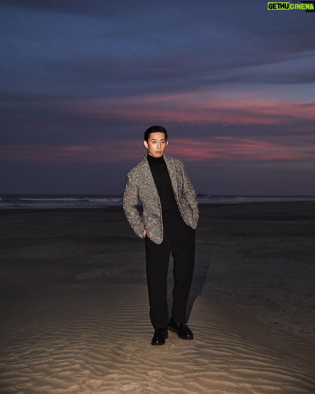 Takashi Sakurai - 1.6K Likes - OCEANS @oceans_magazine モードなムード
ハイパーエレガントな @giorgioarmani で真っ暗な海とマジックアワー
黒い海から聞こえる波の音と足を撫でる水の感覚、カメラのフラッシュ
こういう瞬間に立てた時、モデルはやはり素敵な仕事だなって思う
#oceans_magazine
#オーシャンズ
#モードなムード
#giorgioarmani
#ジョルジオアルマーニ
#👦🏻🌊